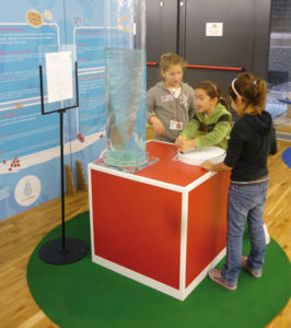 Exhibit Experia Acqua Vortice Pleiadi Science Farmer Educazione STEAM STEM scienza esperimenti laboratori imparare con le mani mostra interattiva progetto educativo infanzia adolescenti bambini eventi didattici scientifici